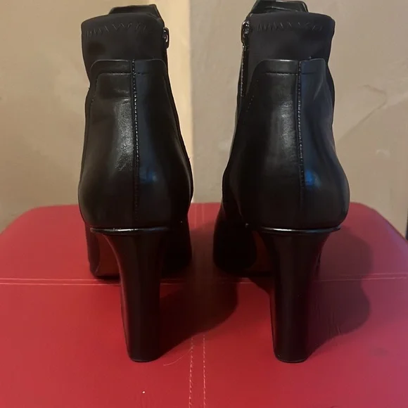 Donald Pliner: Leather Black Bootie, Size 9 - Picture 6 of 7